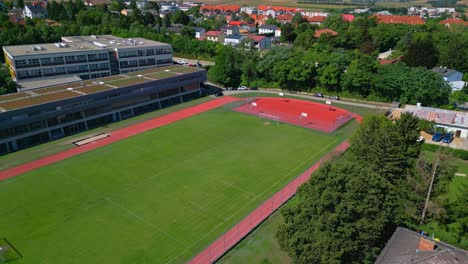 Mistelbach,-Baja-Austria,-Austria---Campo-De-Fútbol-Verde-Y-Extenso---Panorámica-Aérea