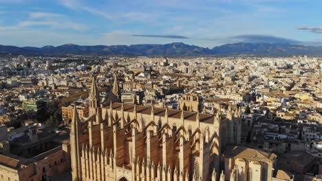 Drohnenvideoclip-Von-Palma-De-Mallorca-Mit-Der-Kathedrale-Und-Den-Hügeln