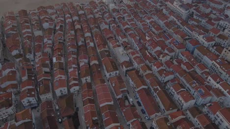 Flächendrohnenaufnahmen-Der-Stadt-Nazare-An-Der-Küste-Portugals,-Gefilmt-Während-Der-Goldenen-Stunde-Des-Sonnenuntergangs-4k