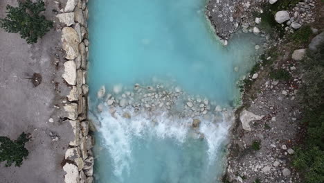 vista superior del río de agua caliente grutas de tolantongo, hidalgo, méxico