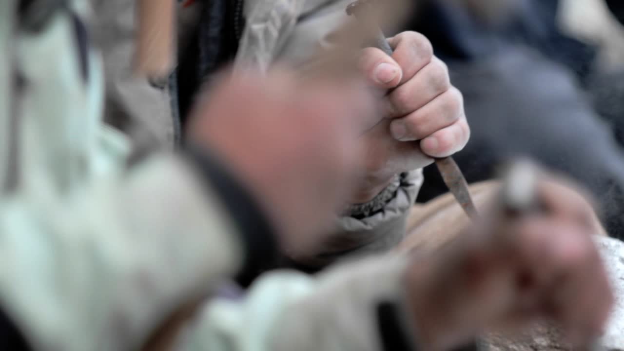 крупным планом каменщики с зубилом