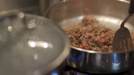 agitación de la estufa de carne molida de cerca