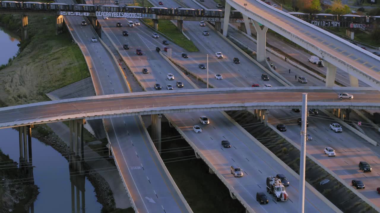 텍사스 주 휴스턴에 있는 i-45 북쪽 차량의 무인 항공기 보기