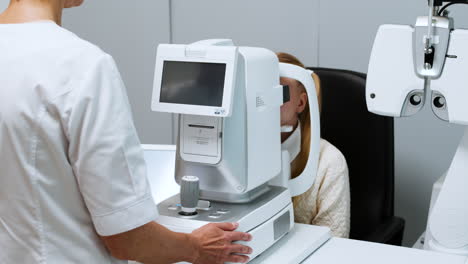 doctor adjusting ophthalmoscope