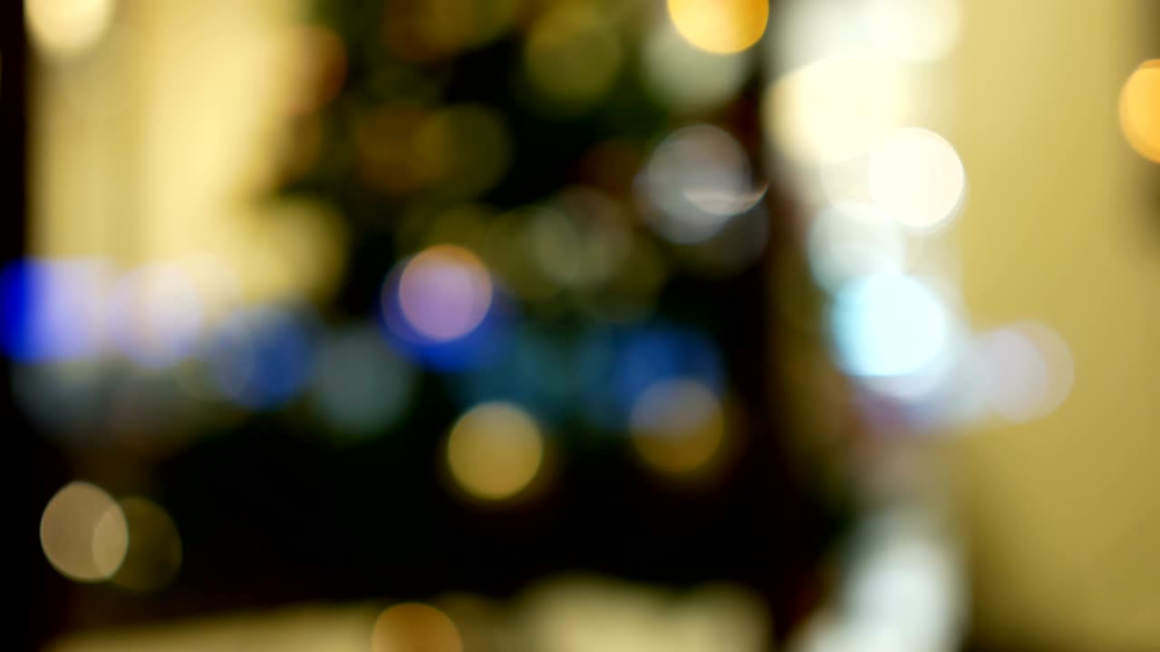 el árbol de navidad brilla con luces de colores. garlandas borrosas de año nuevo. boke blur.