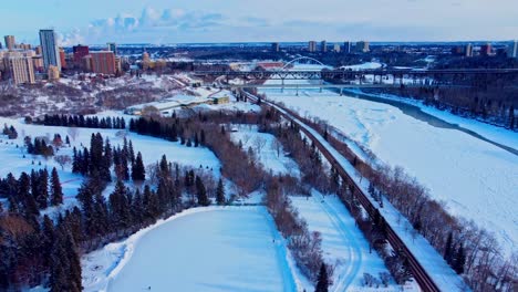 Luftüberführung-Winter-Rand-Eigentumswohnungen-An-Den-Klippen-Des-Victoria-Park-Künstliche-Ruhige-Eisbahn-Verbunden-Mit-Einer-Infinity-Skatebahn-Neben-Der-Schneebedeckten-Forststraße-Im-Norden-Des-Saskatchewan-River-Downtown-City2-4