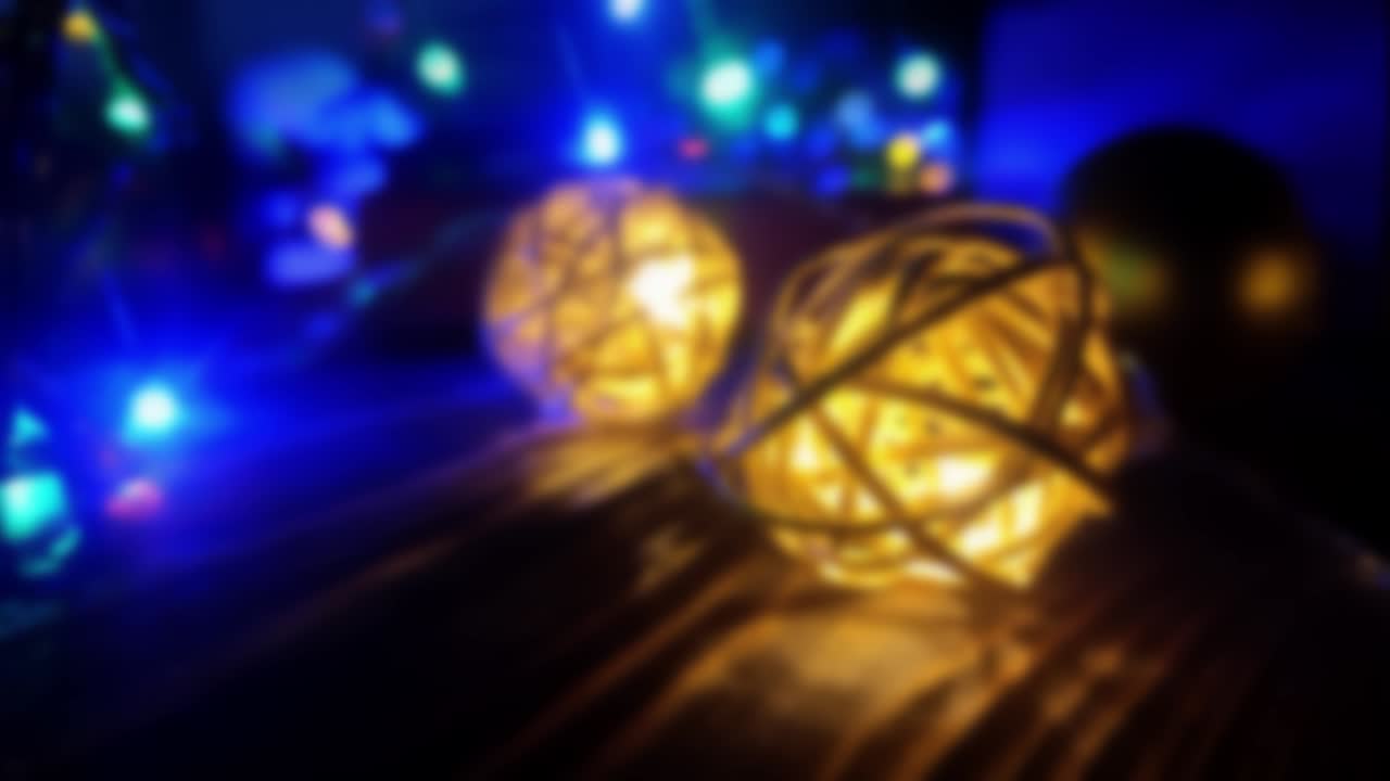 las luces de navidad borrosas video. un estado de ánimo acogedor por la noche. tiempo festivo. concepto de vacaciones. año nuevo.