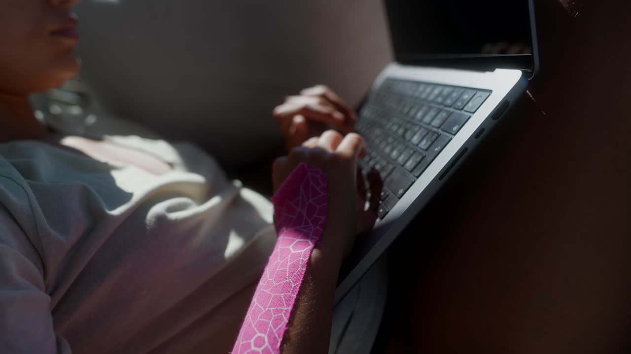 mujer trabajando en una computadora portátil con soporte para la muñeca