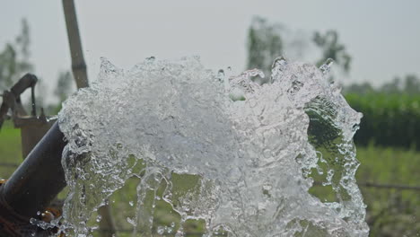 Wasser-Strömt-Aus-Der-Wasserpumpe