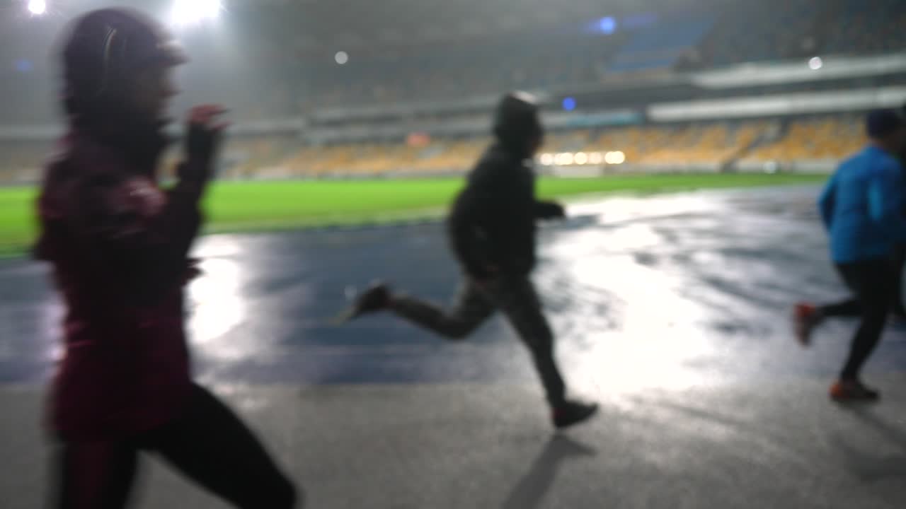 밤 에 축구 경기장 의 흐릿 한 전망