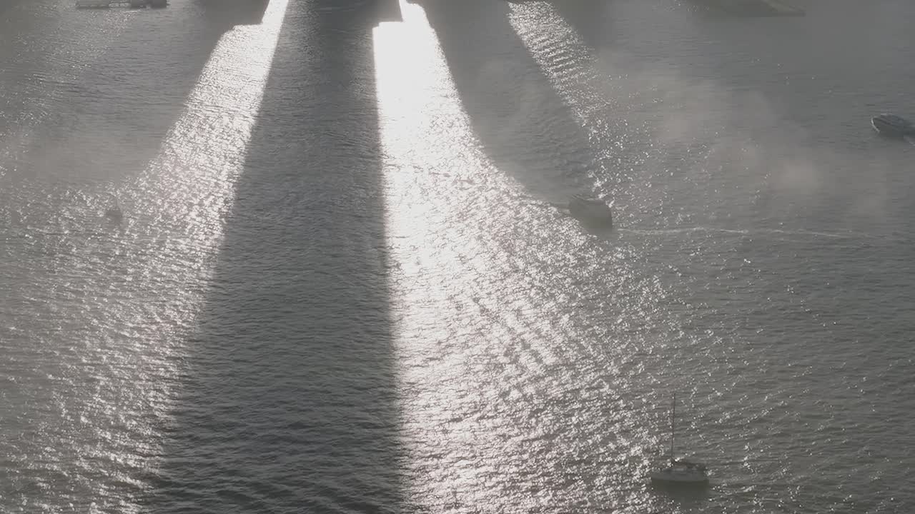 물 위 에 있는 배 들