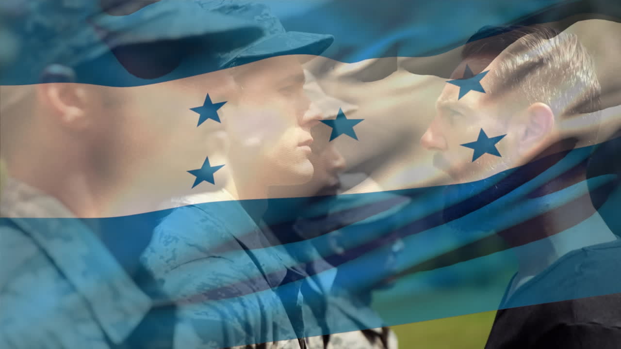 animación de la bandera de honduras sobre varios soldados varones