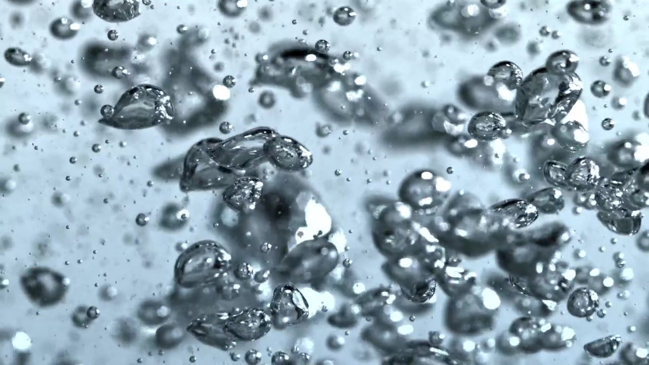 Bulles d'air montant dans un liquide clair au ralenti