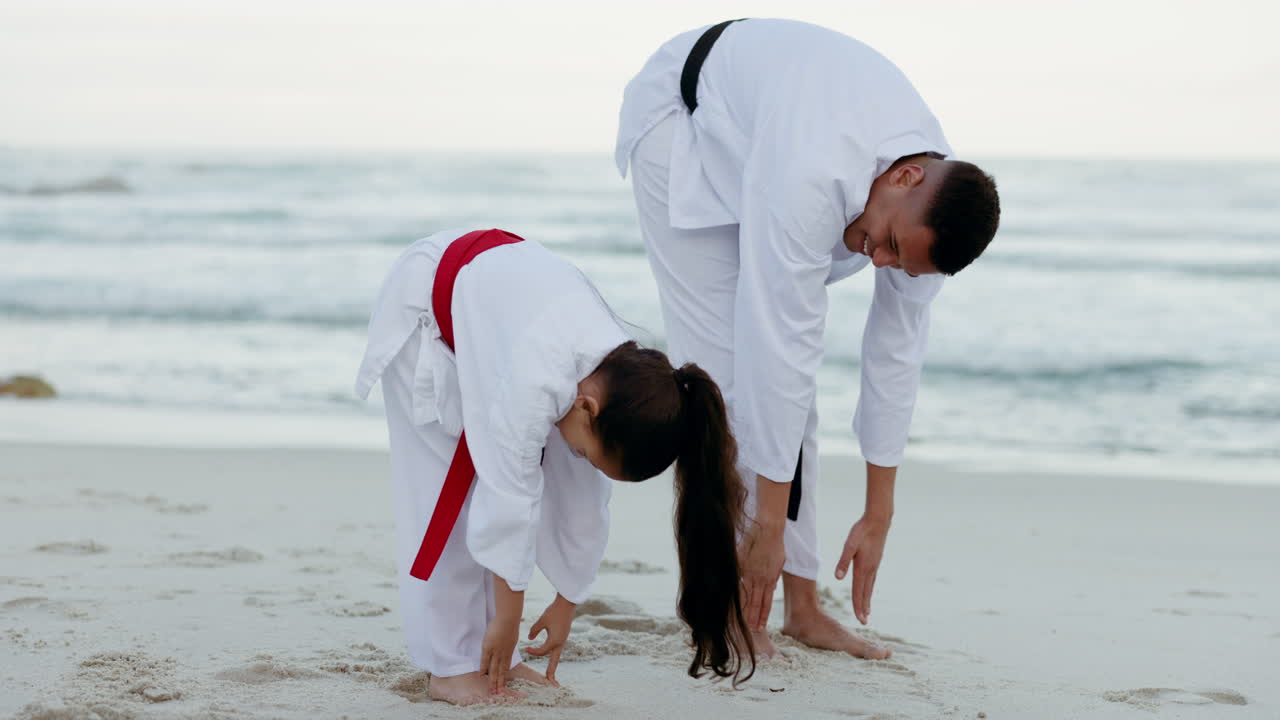 playa, karate o estiramiento con el padre