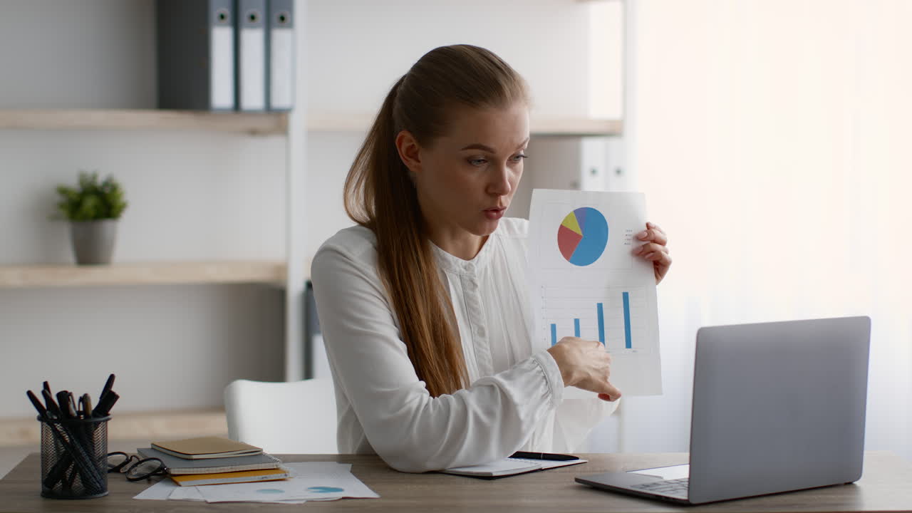 бизнесменка, представляющая данные на ноутбуке