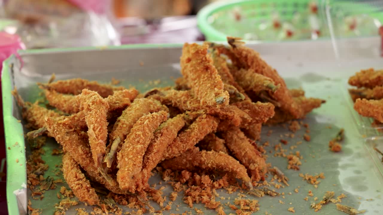 시장 트레이 에 배열 된 긴 생선