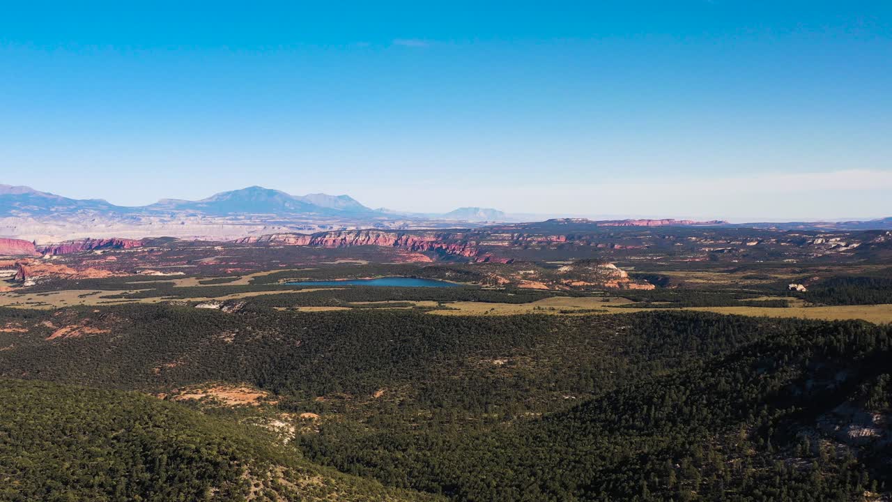유타 국립 공원의 붉은 협곡과 파웰 호수의 전망을 배경으로 산이 있는 높은 각도의 공중 전망대