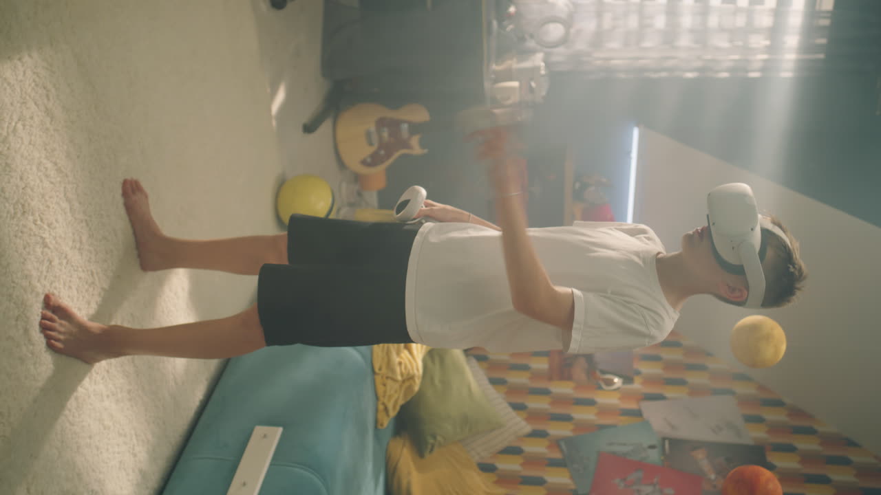 adolescente jugando a un juego de realidad virtual en casa