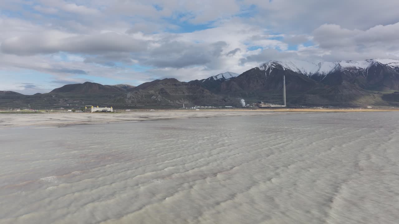 유타 주 그레이트 솔트 레이크 (great salt lake) 의 넓은 고 도 공중 사진, 은 날의 배경에 큰 구리 광산 녹조장.