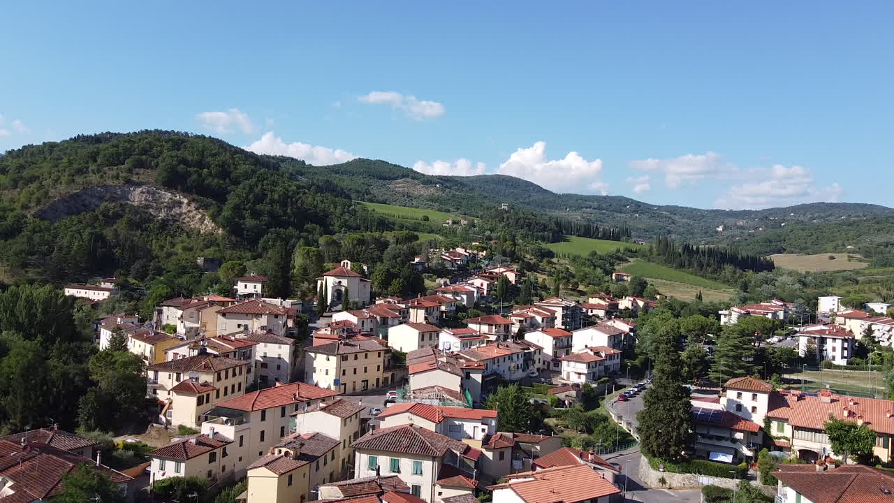 acercándose a la vista aérea de molin del piano, ciudad antigua cerca del valle del río arno