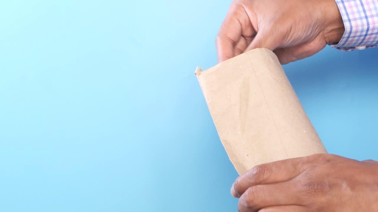 봉투에 돈을 넣는 것