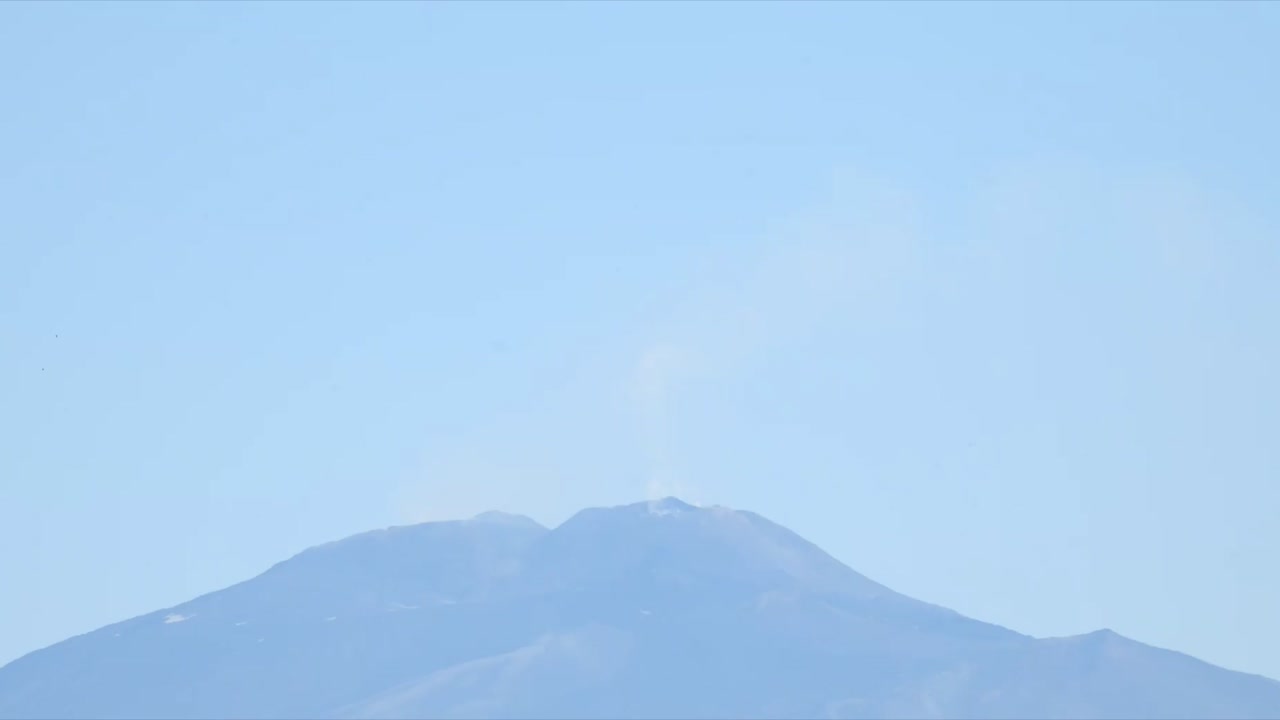 에트나 산은 이탈리아 시칠리아 섬에 위치한 세계에서 가장 크고 가장 활발한 화산 중 하나입니다.