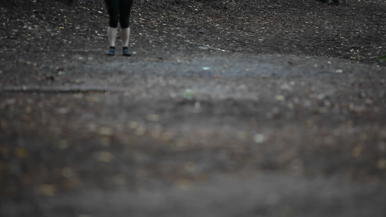 허리 아래에서 조깅하는 여성