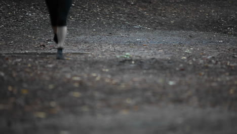 Eine-Frau-Beim-Joggen-Von-Unterhalb-Der-Taille-Gesehen