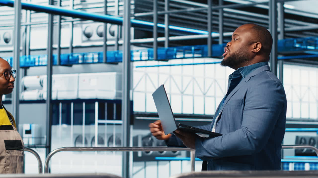 fotovoltaica fábrica inteligente inversor analizando datos y hablando con ingenieros