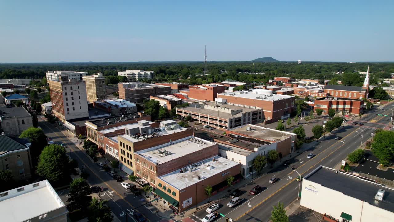 Ripresa aerea dall'alto di Gastonia NC, Gastonia Carolina del Nord, sopra il campanile della chiesa