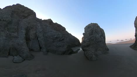 Rotierende-Ansicht-Von-Treibholz-An-Einem-Strand-Von-Bandon