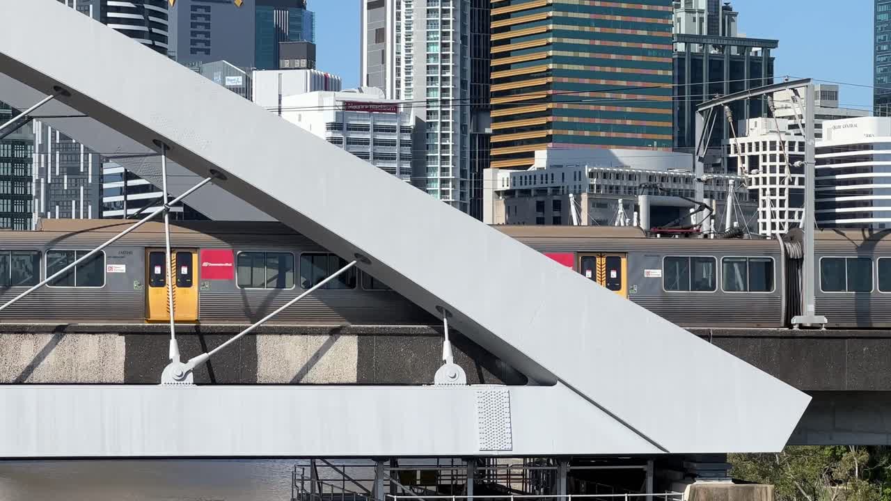 북쪽과 남쪽을 연결하는 브리즈번시의 아치 구조 메리베일 다리를 통해 강을 건너는 철도 열차