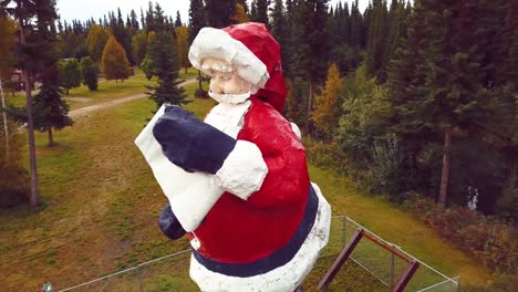 video de drones de 4k de la estatua de santa claus en el polo norte, alaksa durante el día de verano