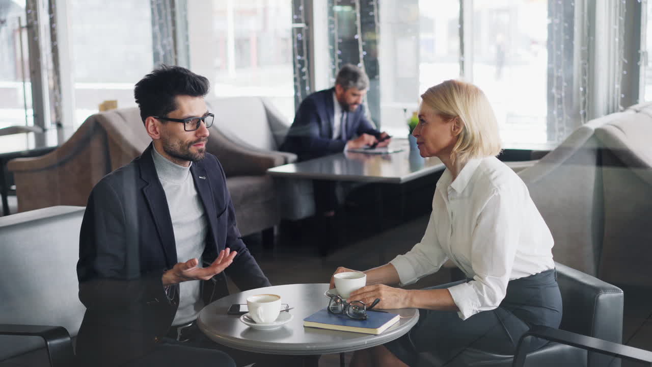Forretningsmøde på en kaffebar