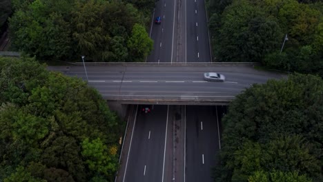 un paso elevado sobre una autopista en inglaterra, disparado por un dron