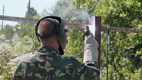 slow-motion-backside-builder-welds-upper-parts-of-fence