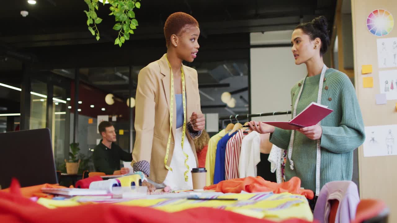 personas de negocios felices y diversas discutiendo el trabajo con ropa en la oficina