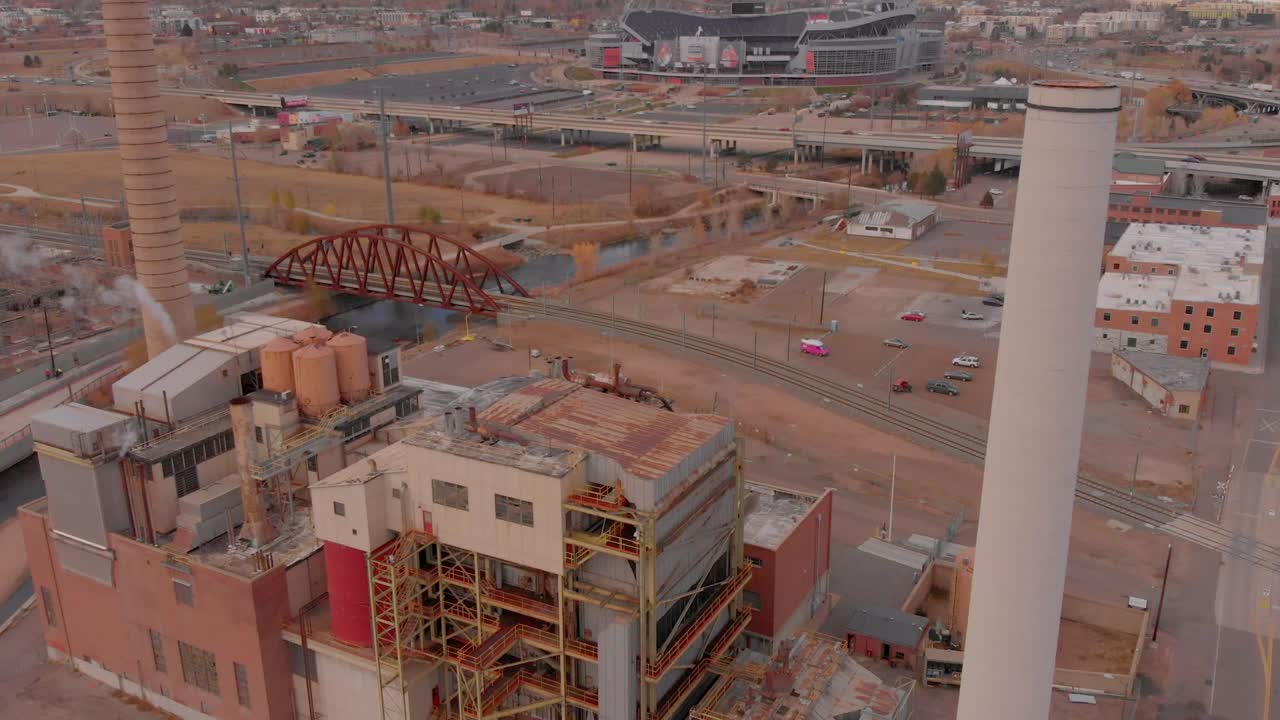 vistas aéreas de una fábrica de energía de aspecto muy antiguo en denver colorado