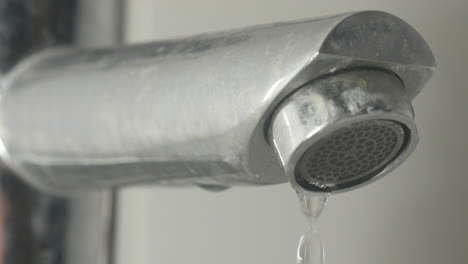 gotas de agua goteando del grifo rápidamente