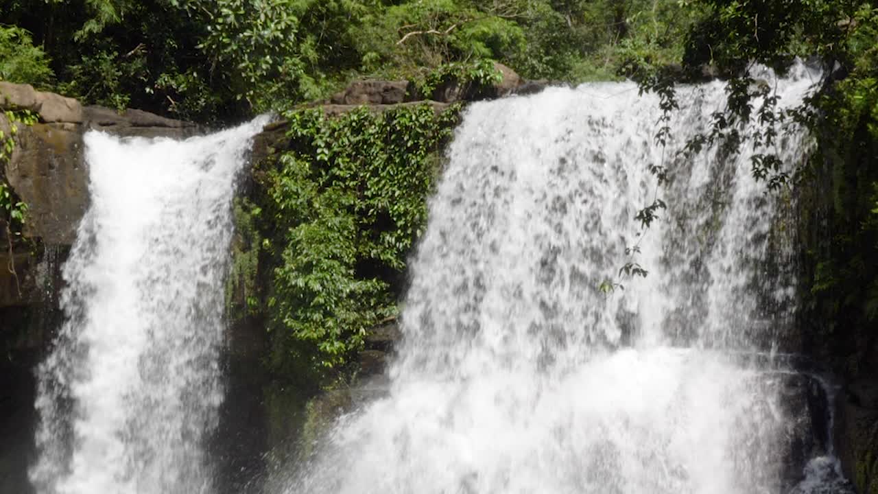 hermosa cascada en la selva tropical