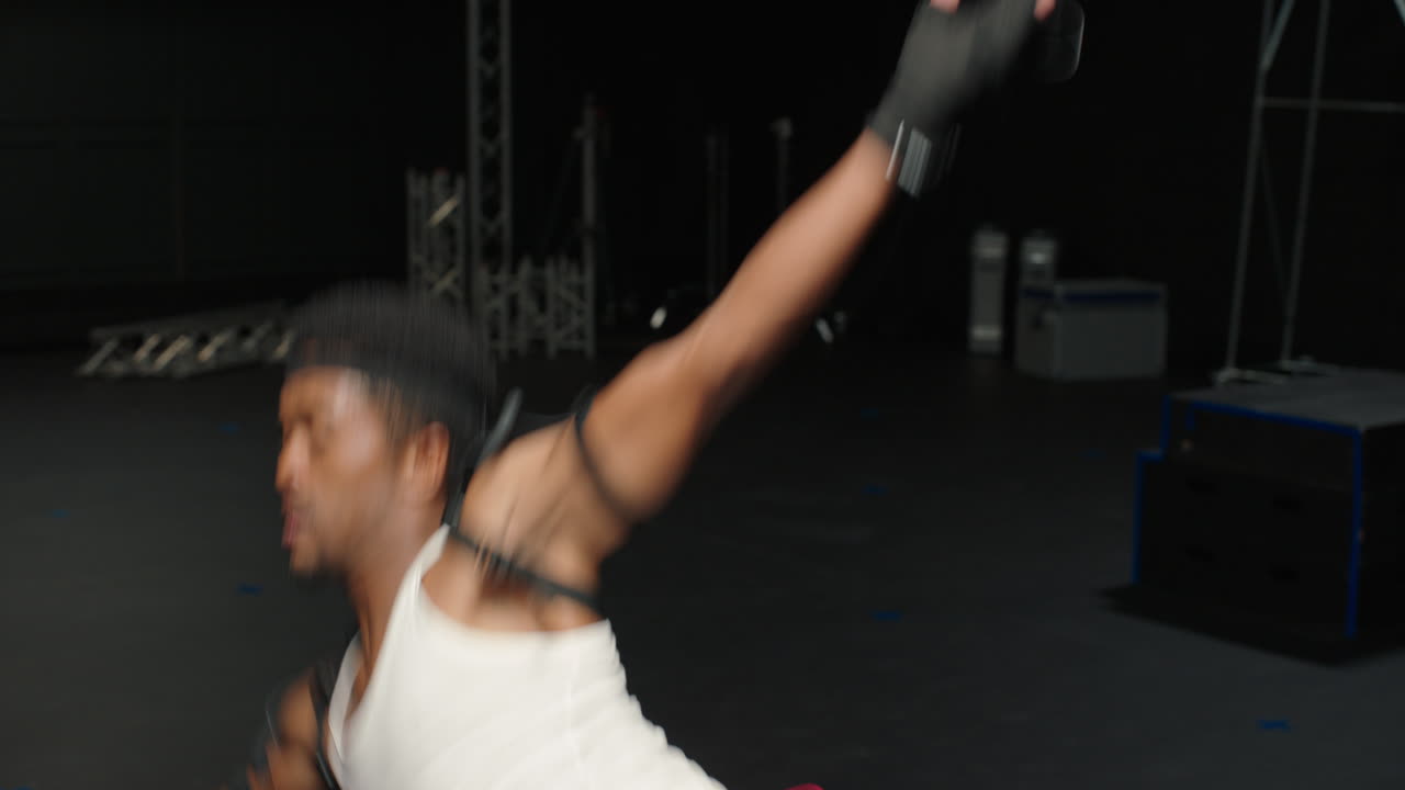 스튜디오에서 모션  ⁇ 처 슈트를 입은 춤추는 남자 배우가 가상 현실 기술에 대한 3d 캐릭터 애니메이션을 위해 모  ⁇  슈트를 입고 있습니다.