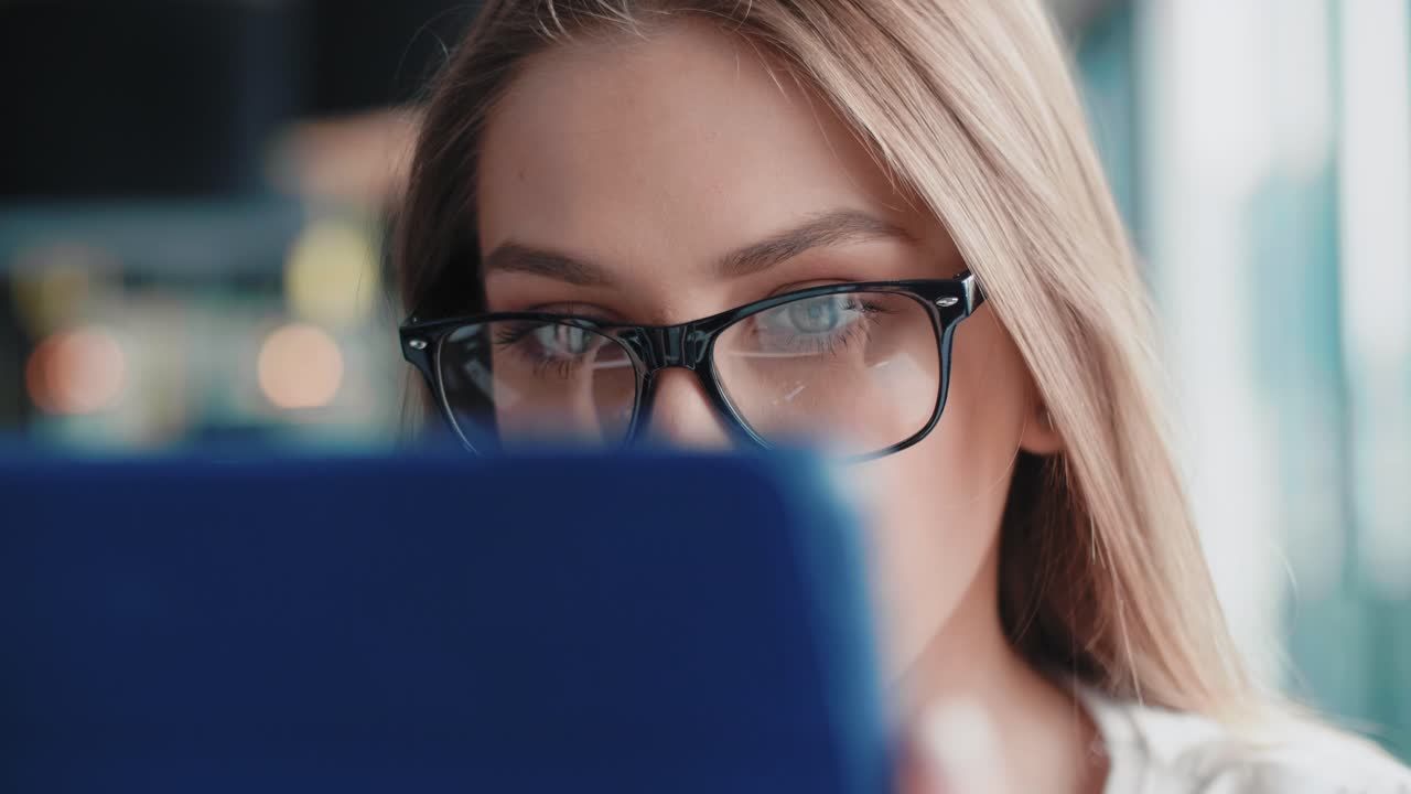 Primo piano di donna concentrata che usa un tablet in ufficio