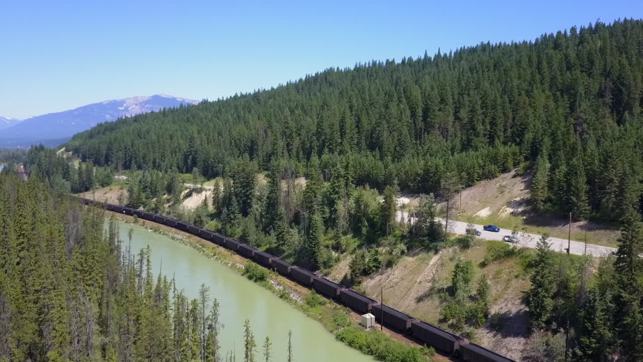 antena: autopista transcanada, ferrocarril, tren y río bow en canadá
