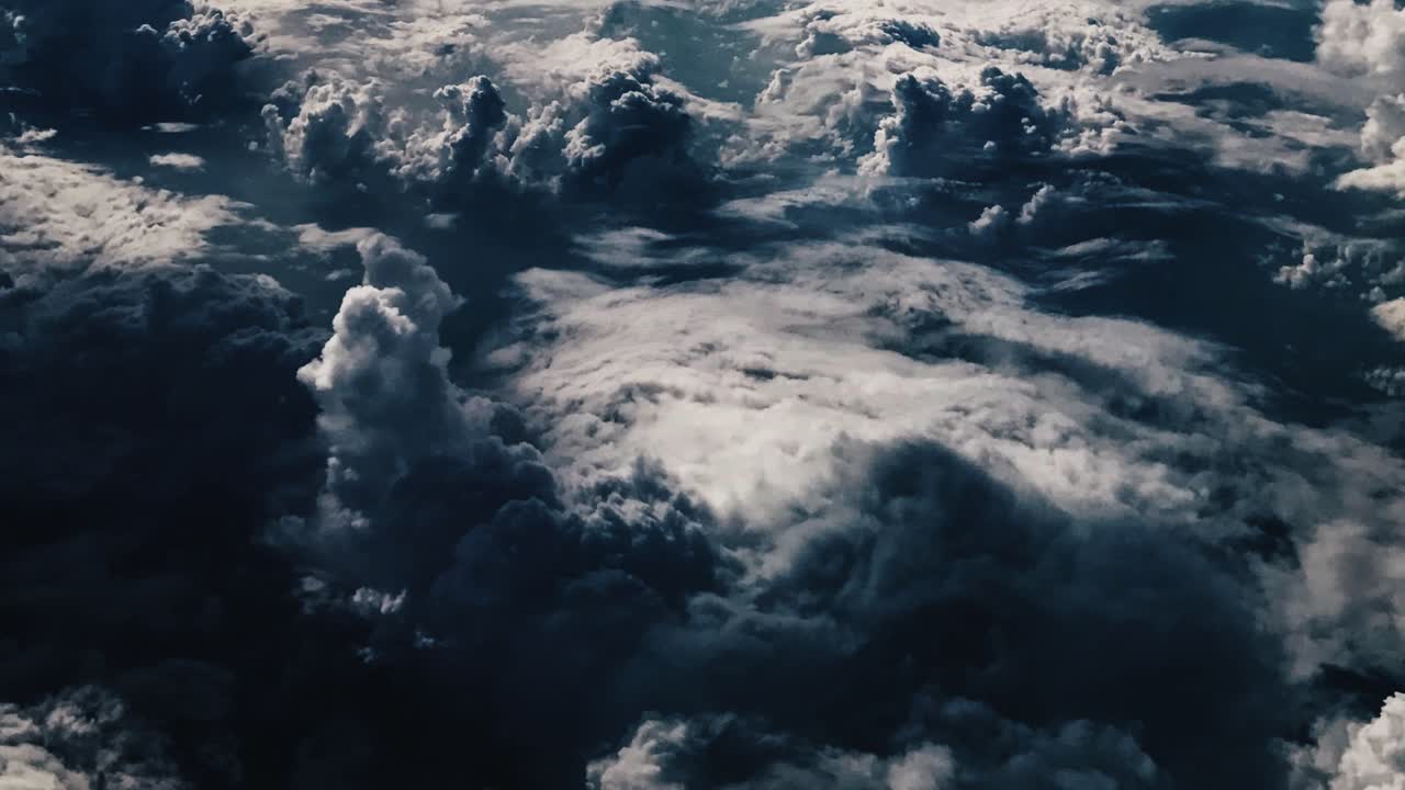 punto de vista desde arriba de la nube de cúmulos de tormentas eléctricas que se mueven por el cielo