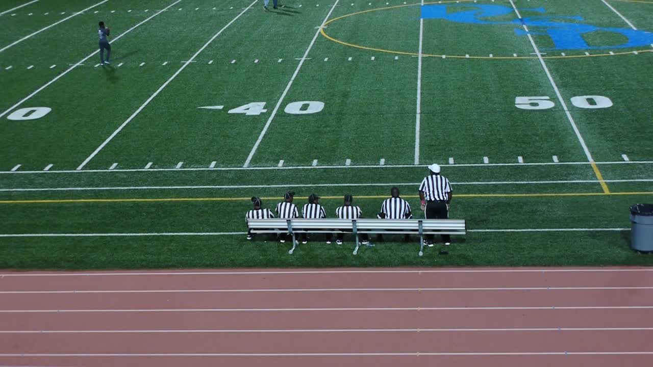 후반전이 시작되기를 기다리는 몇몇 심판의 짧은 비디오