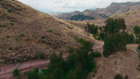 viajeros caminando por un antiguo camino inca que conduce a huanacaure, el lugar de nacimiento de cuzco