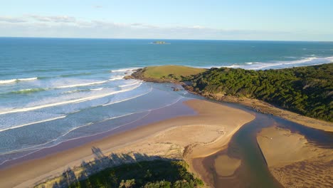 Panorama-Von-Moonee-Beach-Und-Grüner-Blufflandzunge-An-Einem-Sonnigen-Sommertag---Geteilte-Einsame-Insel-Von-Moonee-Beach,-Nsw,-Australien