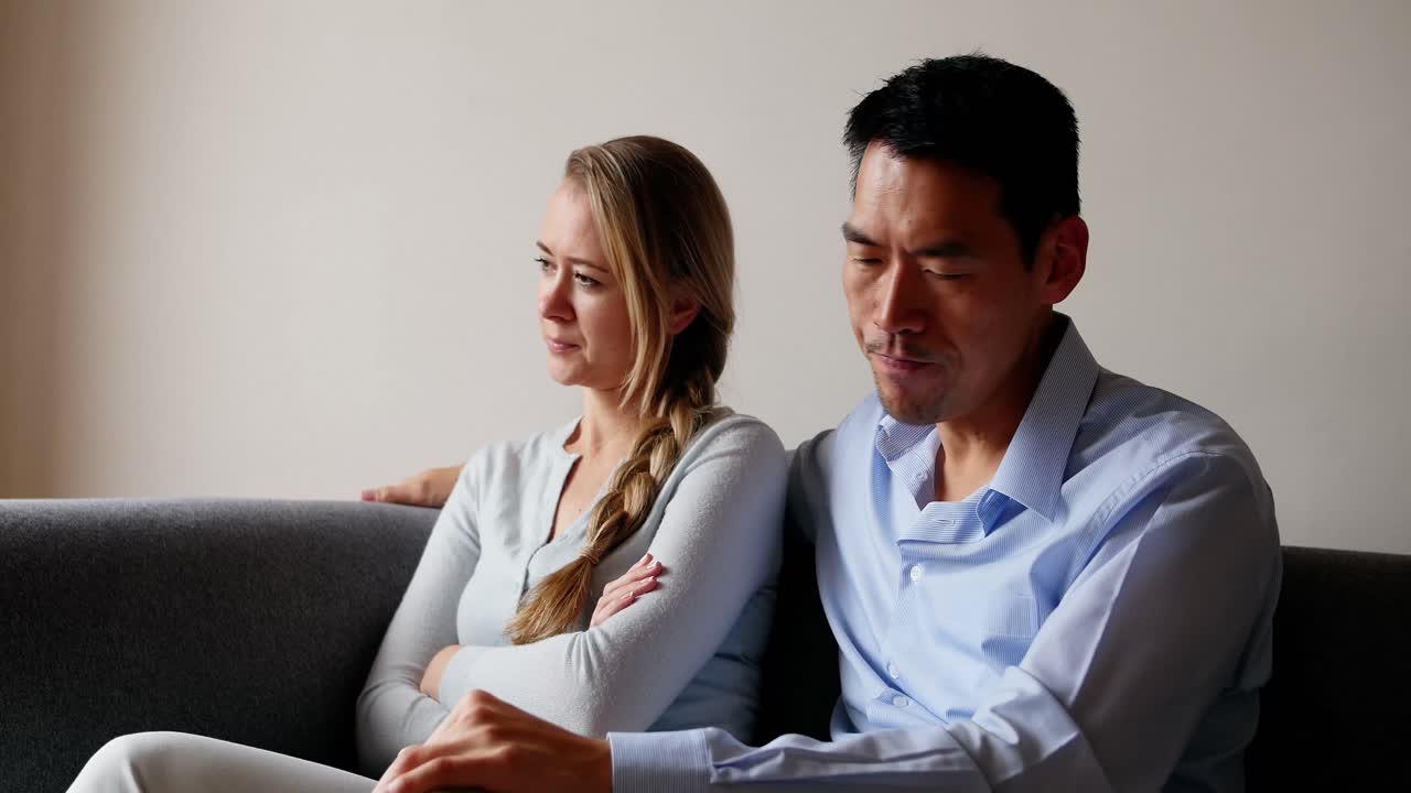 화를 내는 여자를 위로하는 남자