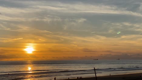 Mit-Blick-Auf-Den-Wunderschönen-Strand-In-Der-Nähe-Von-Palmen-Mit-Wellen,-Die-Bei-Sonnenuntergang-An-Land-Brechen