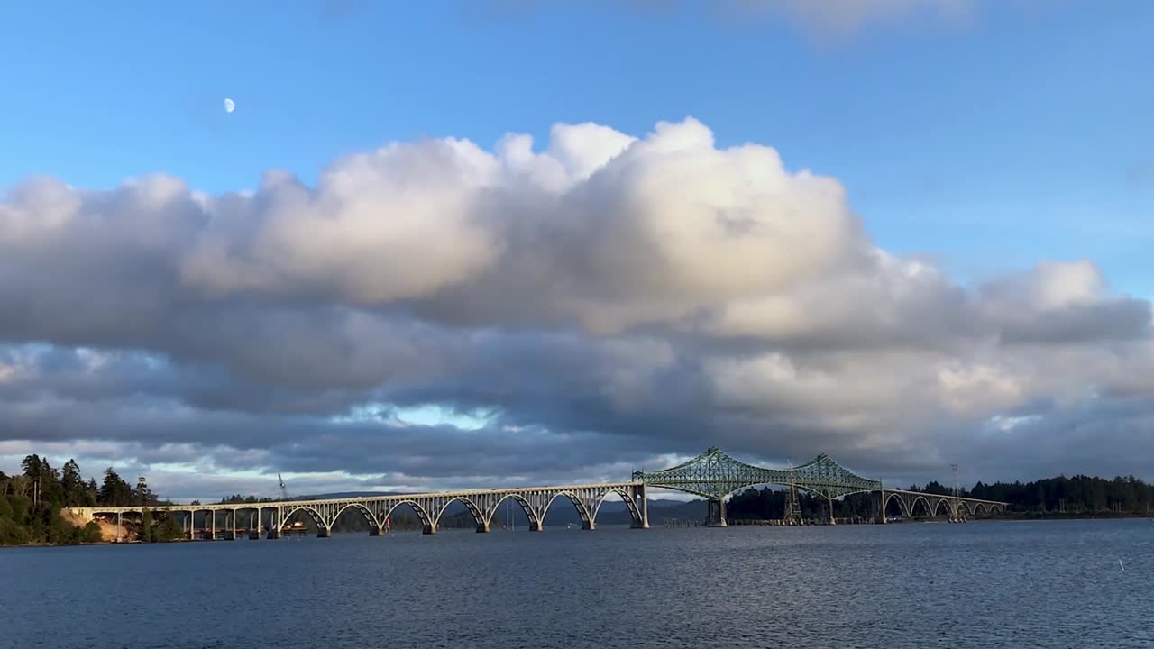 북쪽 구부러진 다리 위의 구름 위에 떠다니는 달